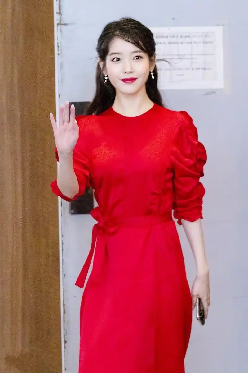 iu李知恩厉害了,身穿一袭红裙尽显嫩滑皮肤,网友称赞:白到发光
