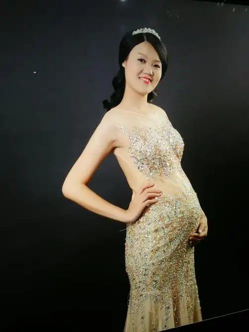 宝妈们,都来评论评论,这是39周的肚子,看看完全入盆没有,还有肚子小不