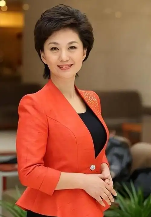 主持人海霞:丈夫是清华教授,婚后生一女,退休后51岁满头头发