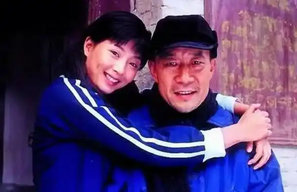 殷桃前夫入狱被拖累与李金羽无疾而终如今用孝心托起父母晚年