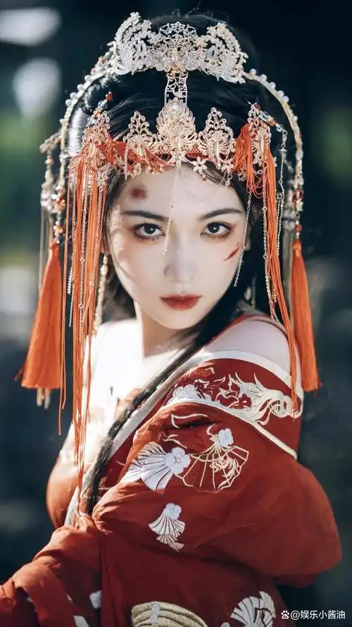 代露娃古风红衣造型妖艳又带感,烟熏妆容太抢镜!