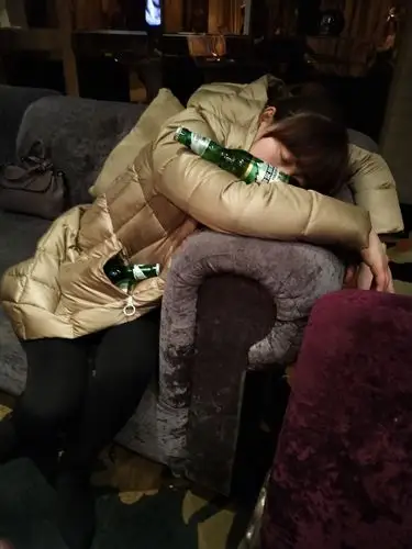 瞧,这女孩喝醉了