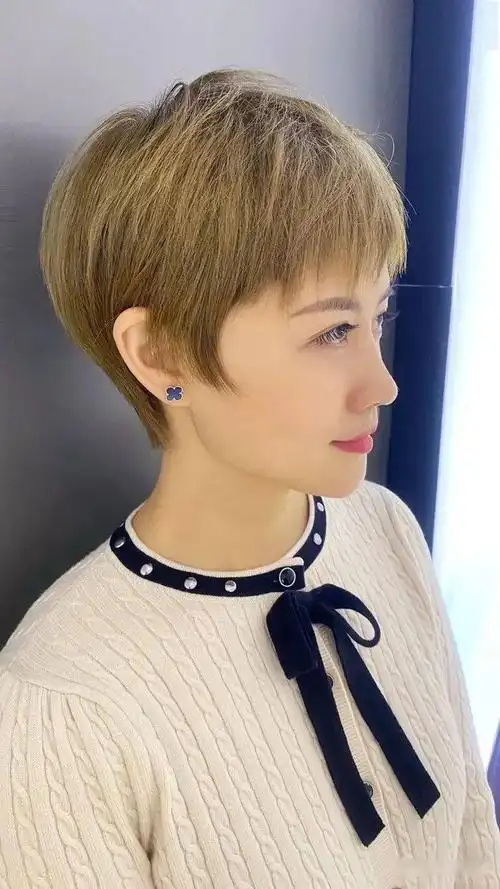 35款露耳超短发