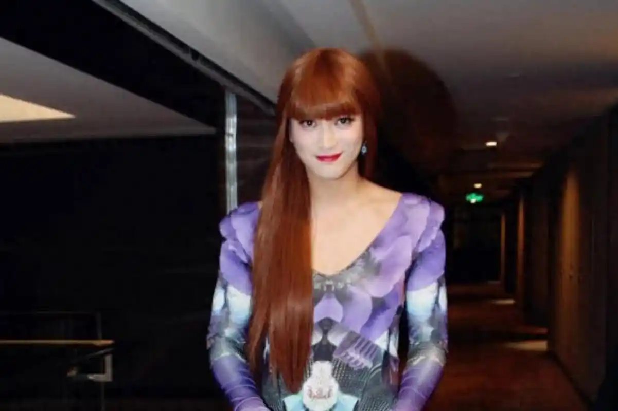 李晨与"新女友"杜江的牵手亮相引起了网友的热议.