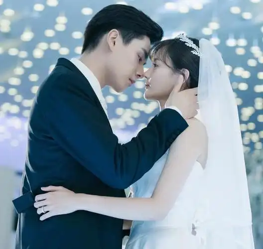 这么甜蜜的画面看着就很心动了,李一桐穿着婚纱很美,而胡一天穿着西装