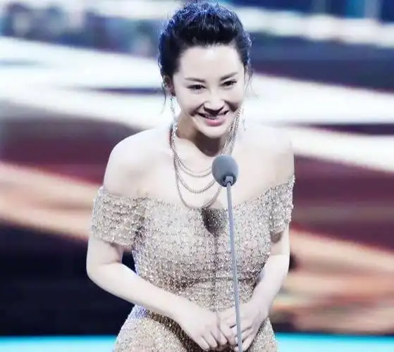 51岁许晴终于服老!盘起头发换上了"大妈装",气质却意外惊艳