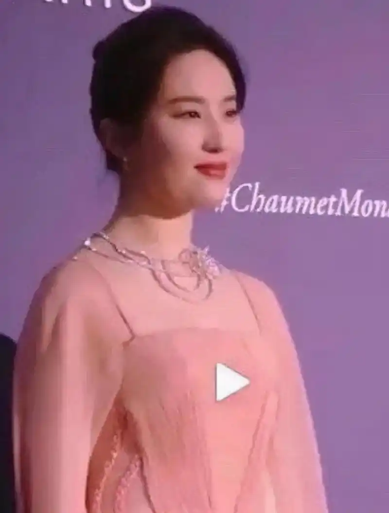 刘亦菲确实如仙女下凡一样美艳动人,但是如今她的年纪也的确到了发福