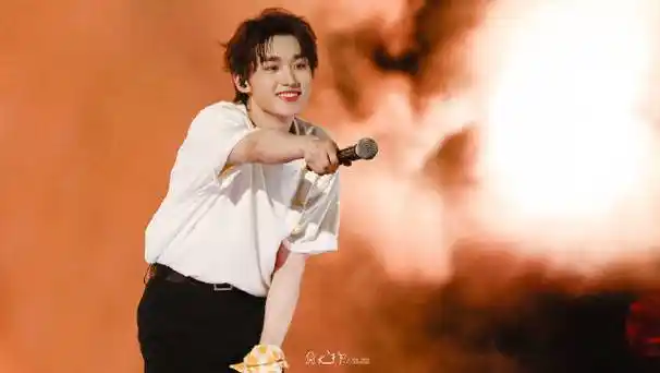 【969999】    #丁程鑫壁纸#78#丁程鑫生日#  舞台上迎风跳舞