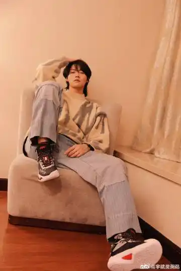 肖宇梁超话确认过眼神,是我不配拥有的腿