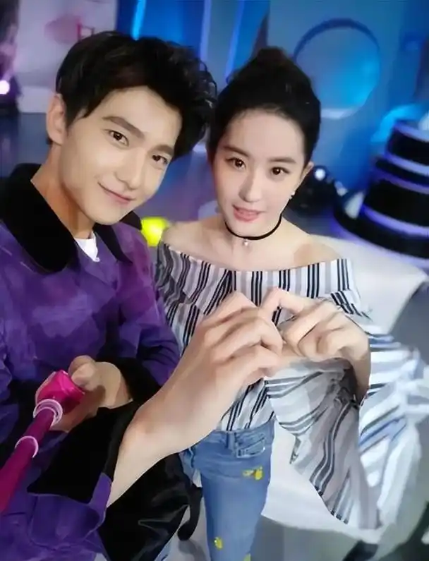 刘亦菲出席宝格丽活动,主动拥抱杨洋,杨洋略显拘谨被质疑格局小