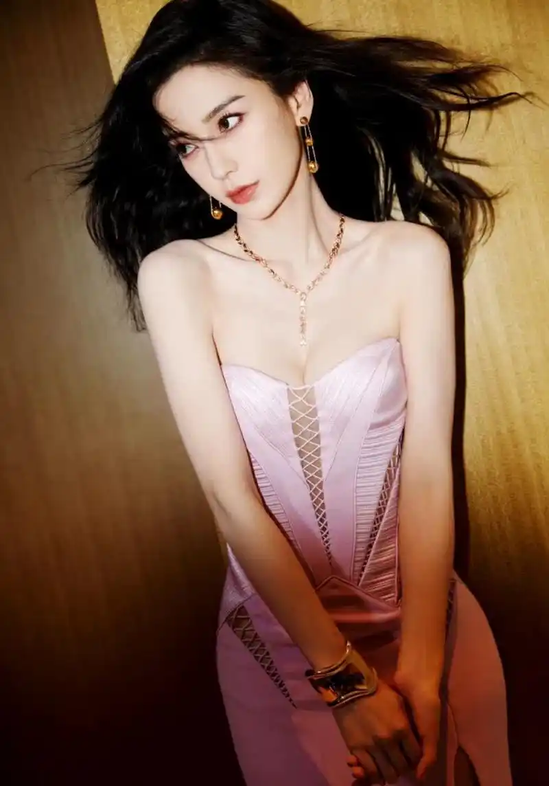 杨颖个性礼服裙时尚写真[二哈][三哈][得意]