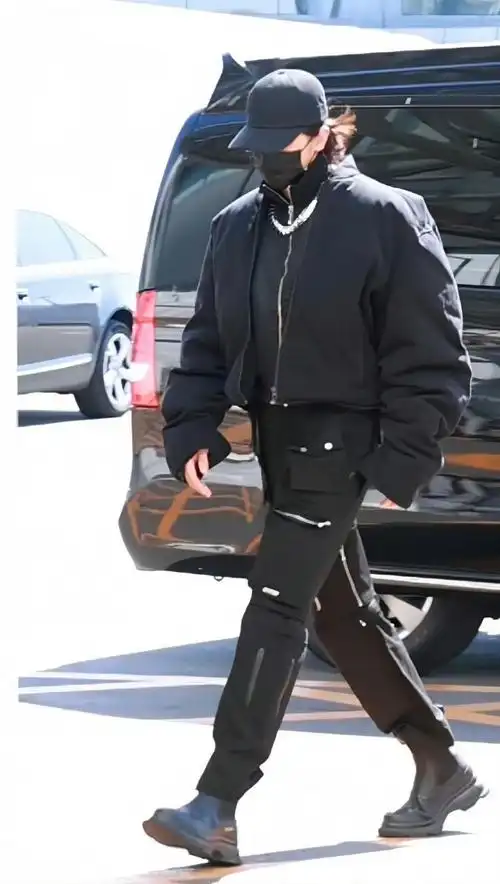 蔡徐坤机场造型硬朗有型三开门冰箱成优越身材新热词