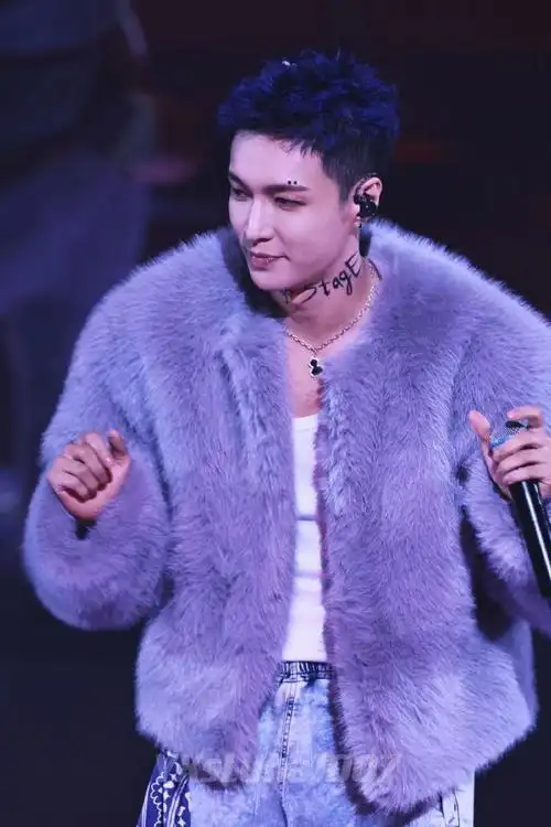 张艺兴蓝色碎盖短发#我靠,这什么发型好野!