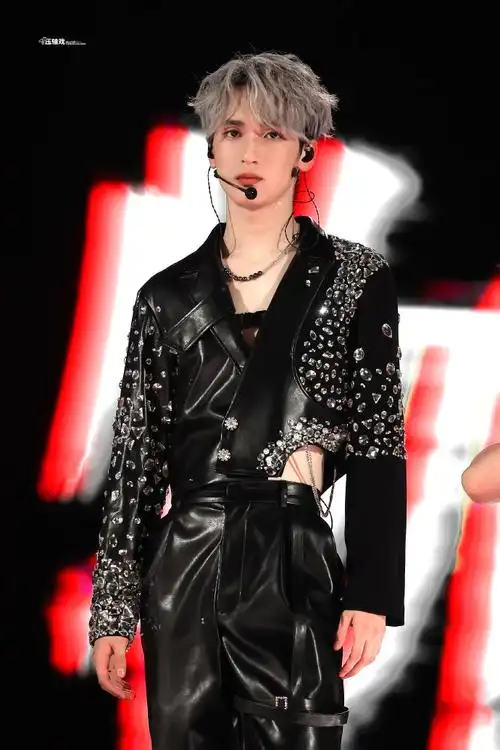 严浩翔超话腰@时代少年团-严浩翔#严浩翔理想之途演唱会##今日星拍