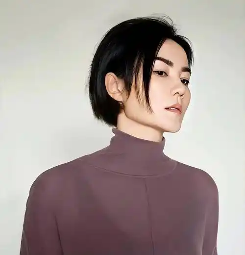 52岁王菲出镜,穿吊带似少女,比前夫略显寂寞?只看出她的洒脱_网友_年