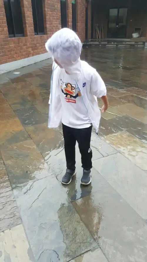 雨地里踩水,鞋全湿透了