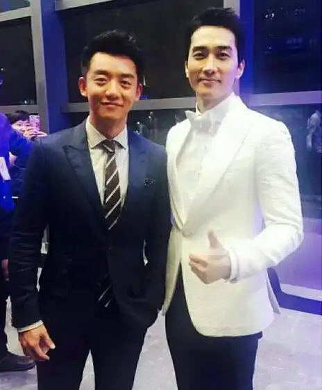 从郑恺和宋承宪的合影中发现了一个笑点,看身高