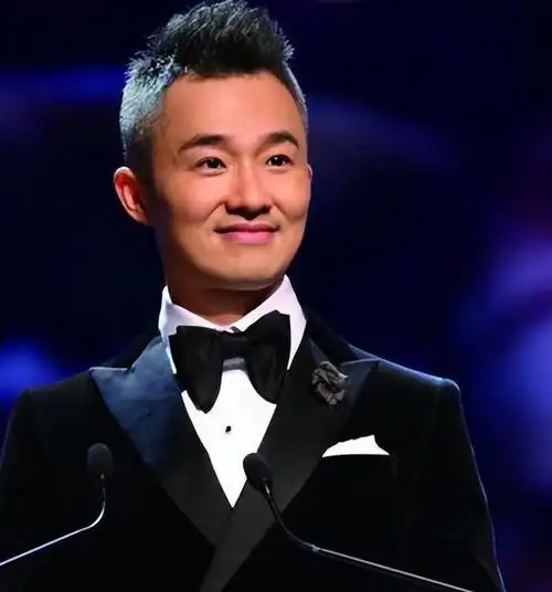 她是央视最美主持,24岁嫁42岁丈夫,如今对患病丈夫不