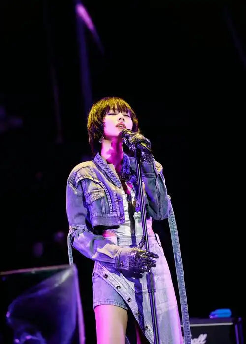 刘惜君齐刘海短发