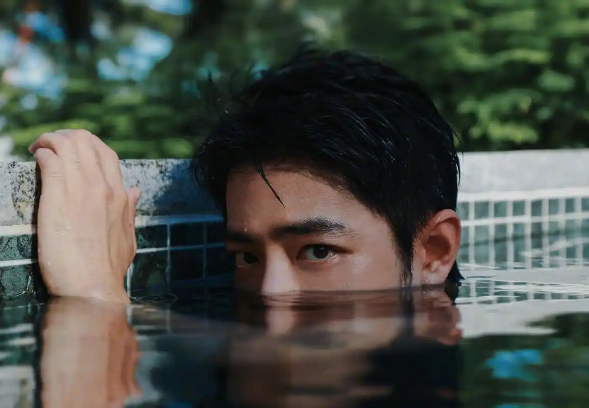 肖战泳池湿发大片哥太撩了