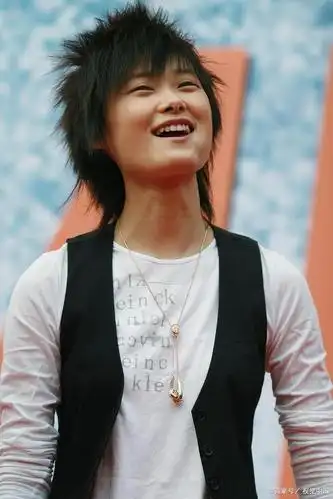 李宇春温柔弹唱给女孩,网友:皮一下,很开心