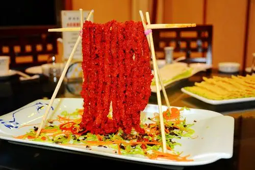 筷子辣牛肉 绝对是嗜辣者的最爱,不仅每一根牛肉都经过反复捶打,连