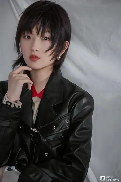 周冬雨新发型美腻了短发造型摩登优雅比原来的长发年轻10岁