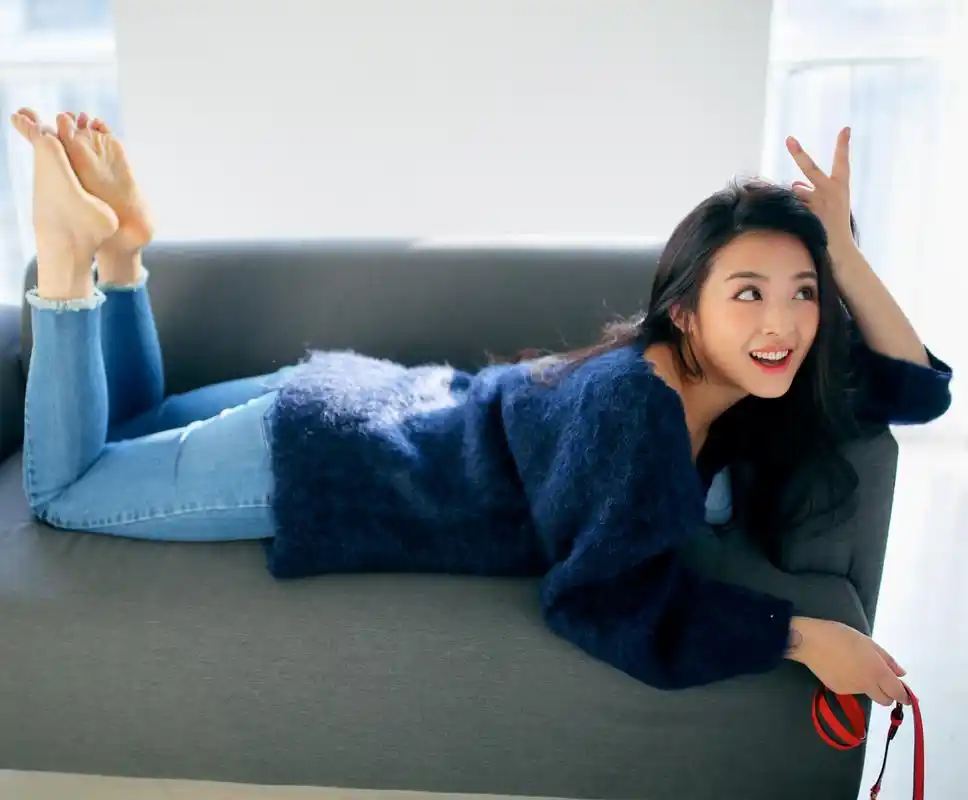 张含韵光脚丫[亲吻]小巧玲珑的美玉足