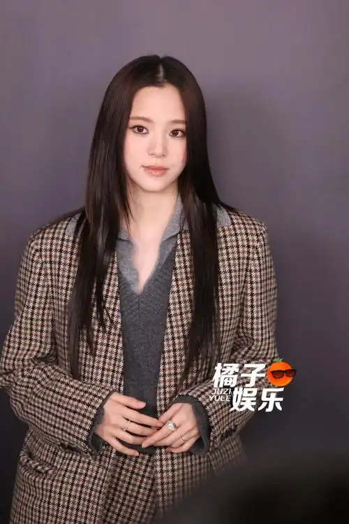 欧阳娜娜欧阳娣娣牵手看秀