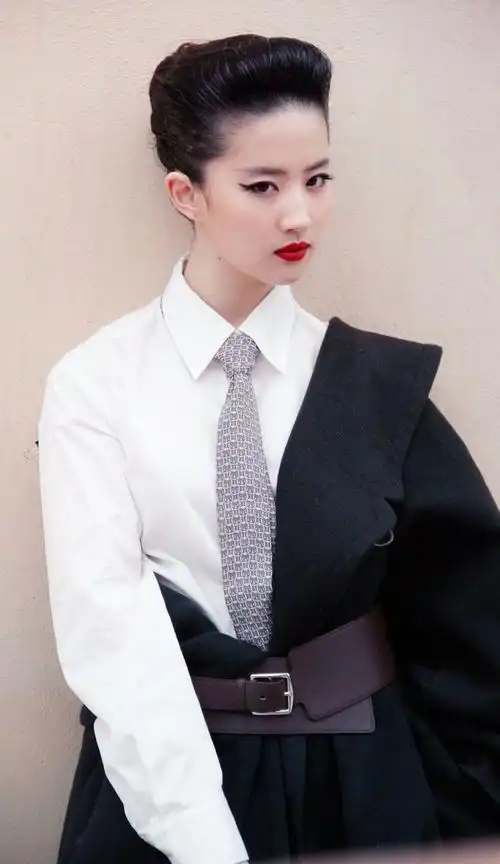 这个奇葩的男装造型大概只有刘亦菲这样的颜值才能hold住了