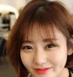 脸大的女生也可以通过发型来修饰脸型,来让脸看上去更加的娇小.