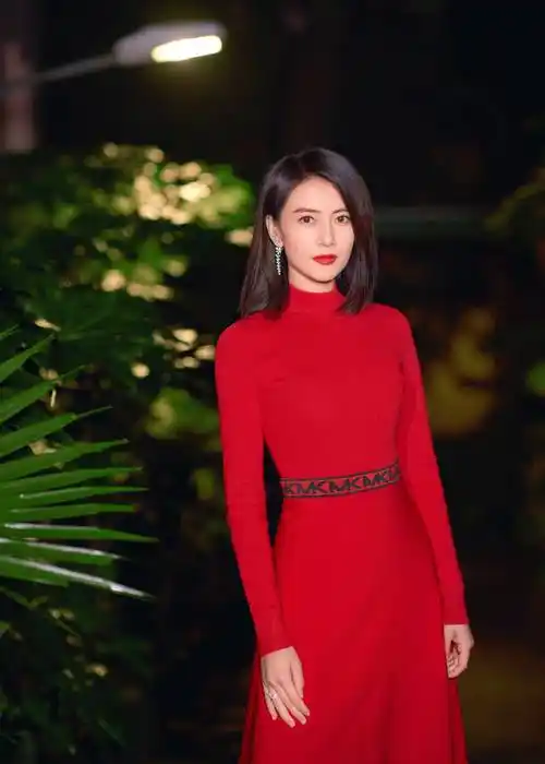 高圆圆穿红色连衣裙明艳十足春节喜庆氛围拉满