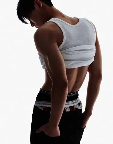 恭喜王子异登上《mens health》九月刊封面,这完美的肌肉线条和身材