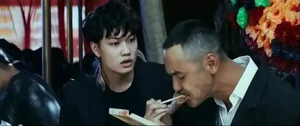同是吃盒饭镜头把阮经天和周星驰周润发放一起看差距就出来了