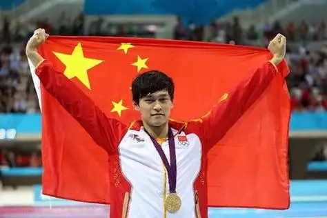 很明显是在讽刺孙杨砸药检瓶的事件,污蔑孙杨靠兴奋剂才拿到的***