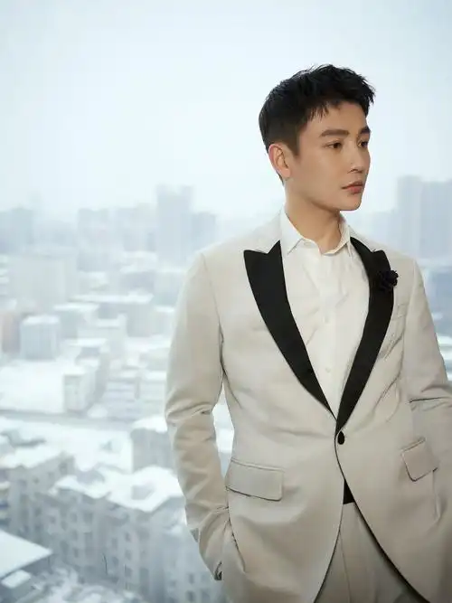 孙坚出席星月榜样盛典 获"年度突破男演员"奖