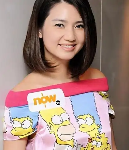 49岁的洪欣好随性 搭配粉色"睡衣"出街 岁月偏爱美人