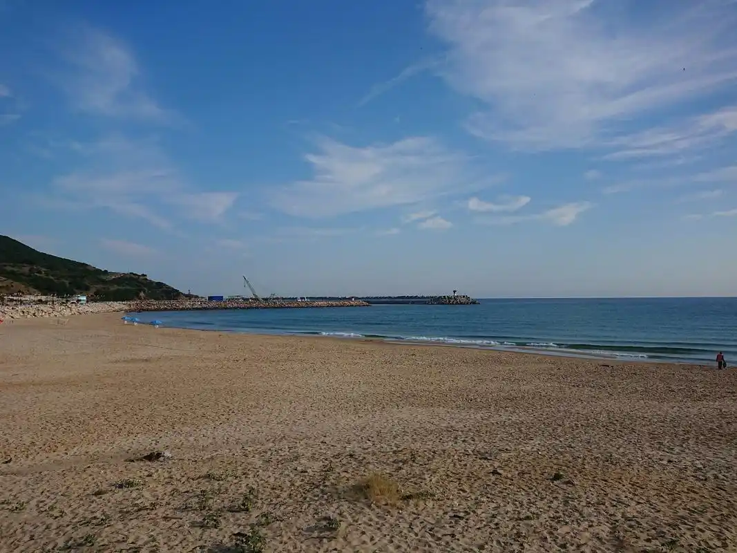 青岛第二海水浴场也叫"太平角海水浴场",与八大关别墅区相邻的一处