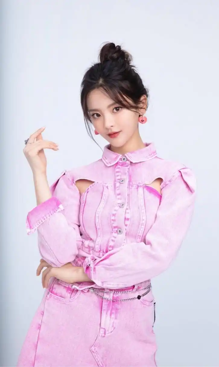 杨超越:无需靠蹭热度,展现女性自信.