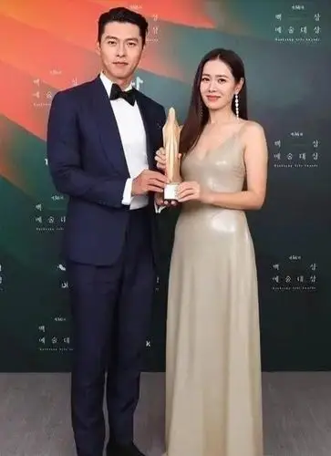 孙艺珍携男友玄彬出席活动,微胖身材更是迷人,难怪被称国民女神