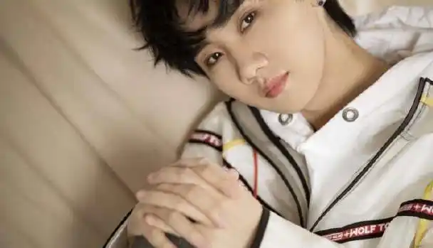 知情人士称靳梦佳是汪苏泷亲姑姑家的表妹,不是男友朋友