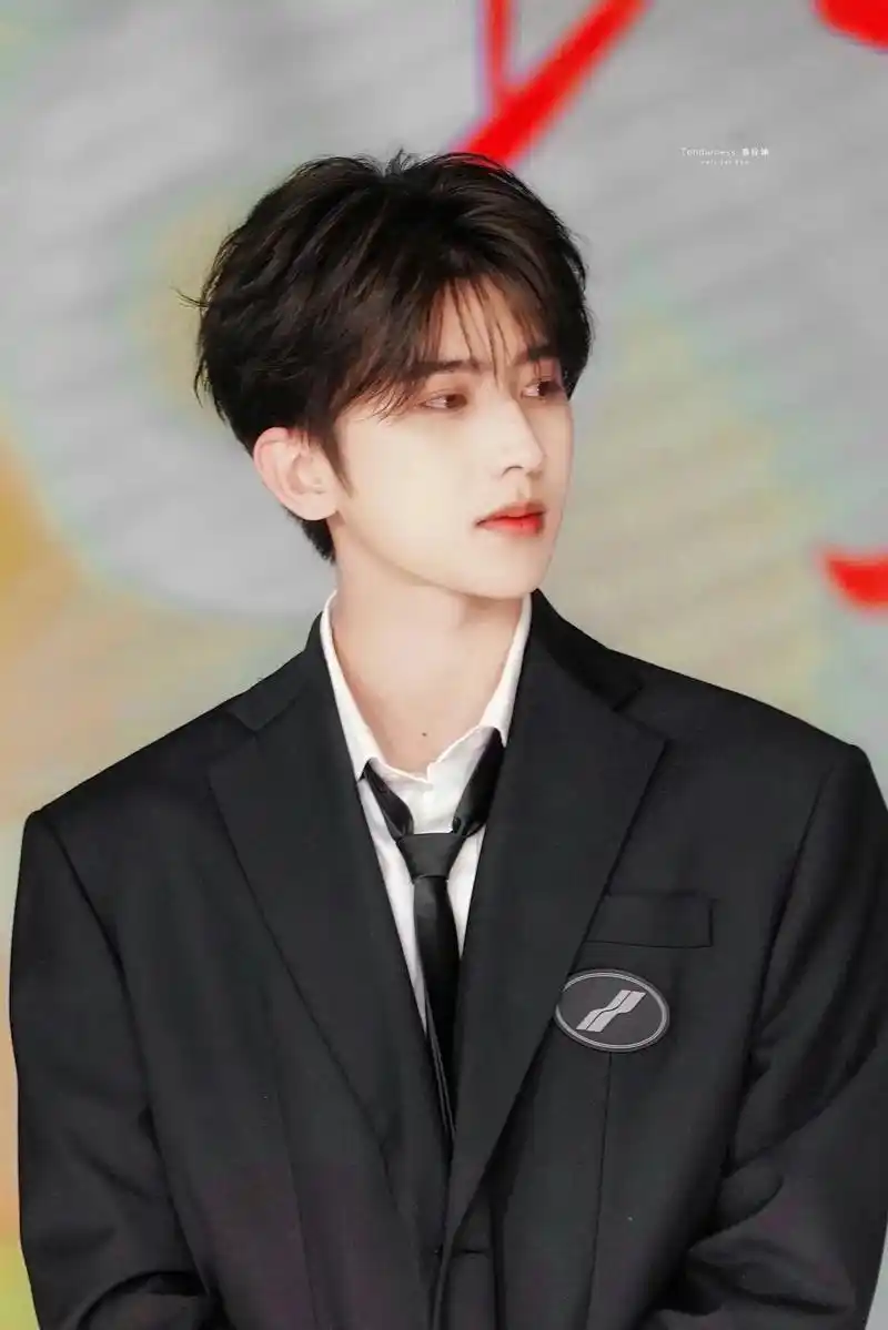 春意婉转 眼波荡漾95是温润如玉的蔡公子#蔡徐坤 #西装杀  - 抖音