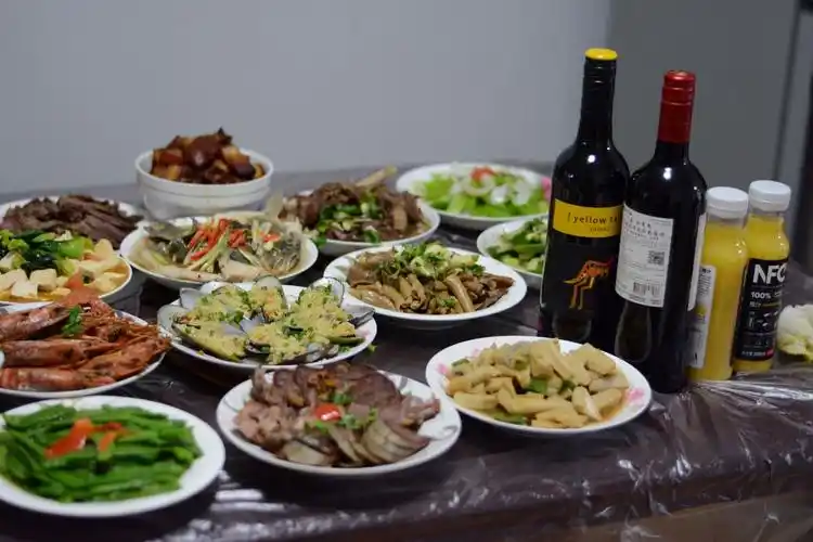 年夜饭是一年年末最重要的家庭晚餐,必须要丰盛.