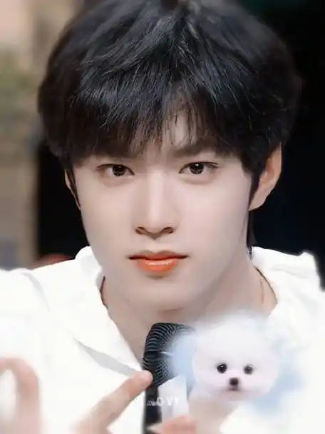 刘耀文嘟嘴比耶照#这么可爱是会被我亲薯的@时代少年团-刘耀文royi一