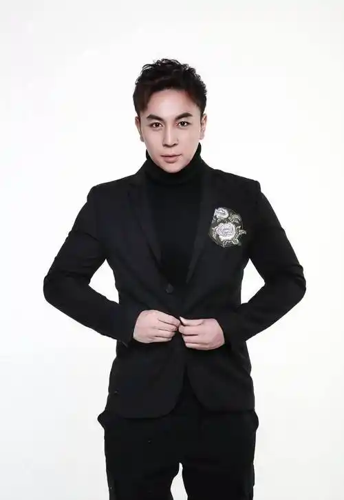 个文静的人,很外向的,他对人很好,释小龙这样的性格你喜欢吗?