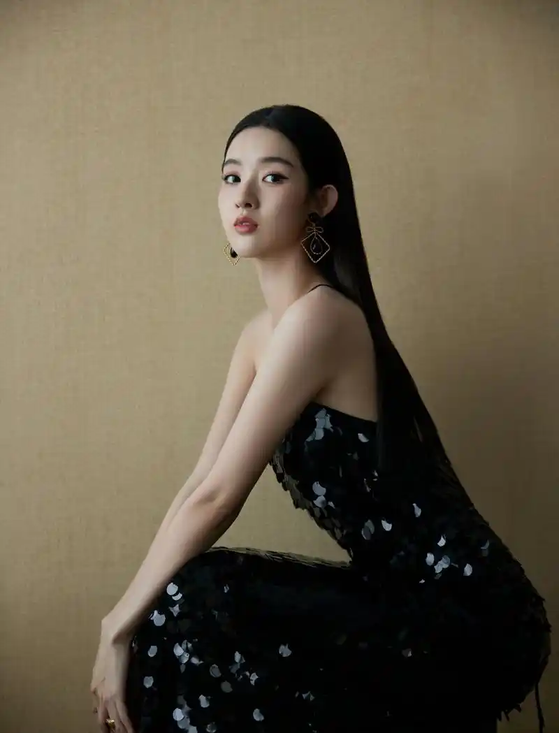 王玉雯黑色吊带礼服裙迷人大片