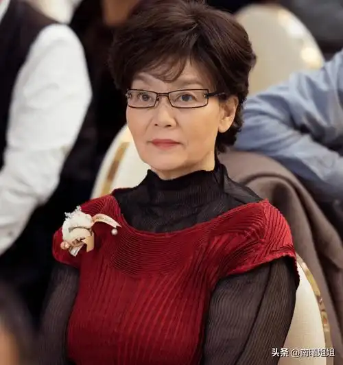 这才是"真实的老去":69岁潘虹发不过肩,穿衣简约,却端庄优雅