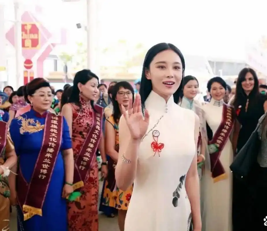 张馨予这很白色中式旗袍穿得真优雅,得体大方尽显魅力.