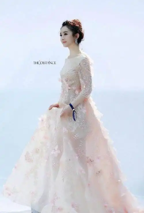 赵丽颖再穿婚纱装亮相,美得让人窒息,颖宝天生适合穿纱裙