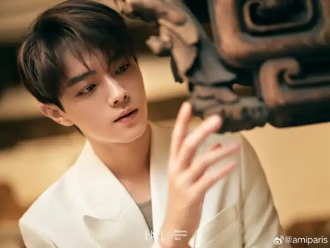 amiparis 星动向#演员@许凯soso身着 ami 23秋冬系列,拍摄杂志《沙乔